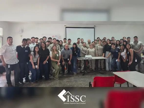 Estudiantes, docentes y representantes de la empresa reunidos en una sala de ABB